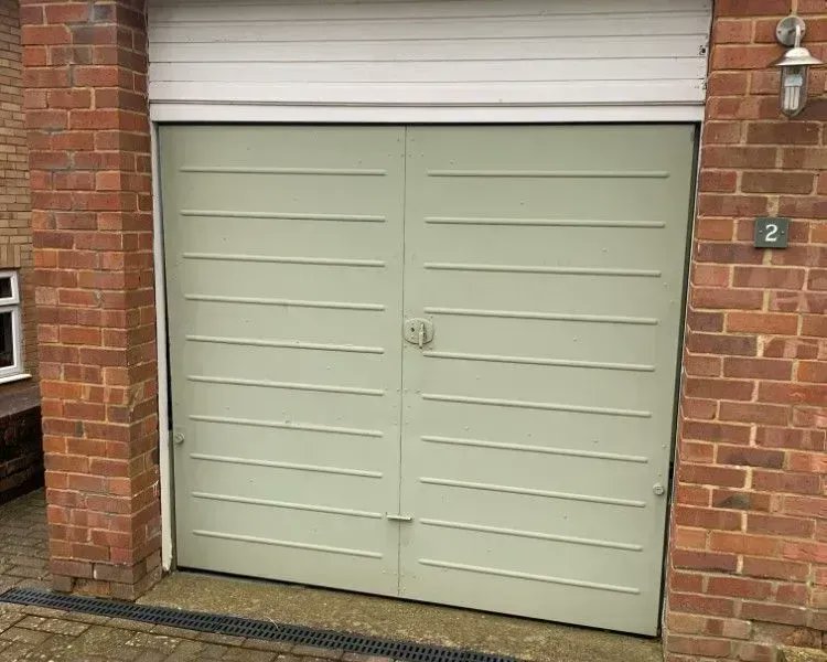 SEGARAGE's tweet photo. This old door is clearly old! It had limited security and insulation. 

We replaced it with a set of @RyternaDoors medium-ribbed, side-opening garage doors in an anthracite (RAL 7016) woodgrain finish: 

https://t.co/I5gaFn17Cy https://t.co/DTWhzQ9D0B