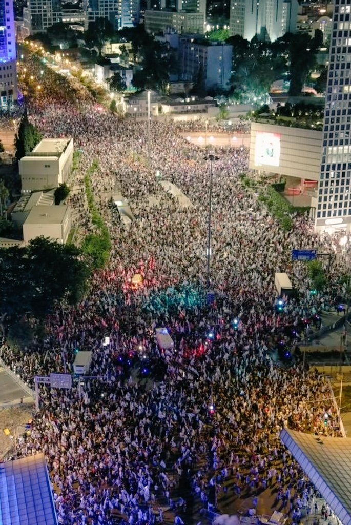 Yonatan_Touval's tweet photo. #TelAviv tonight, as tens of thousands are out to protest Netanyahu's auto-coup. 🇮🇱 https://t.co/h3Xu256zfA