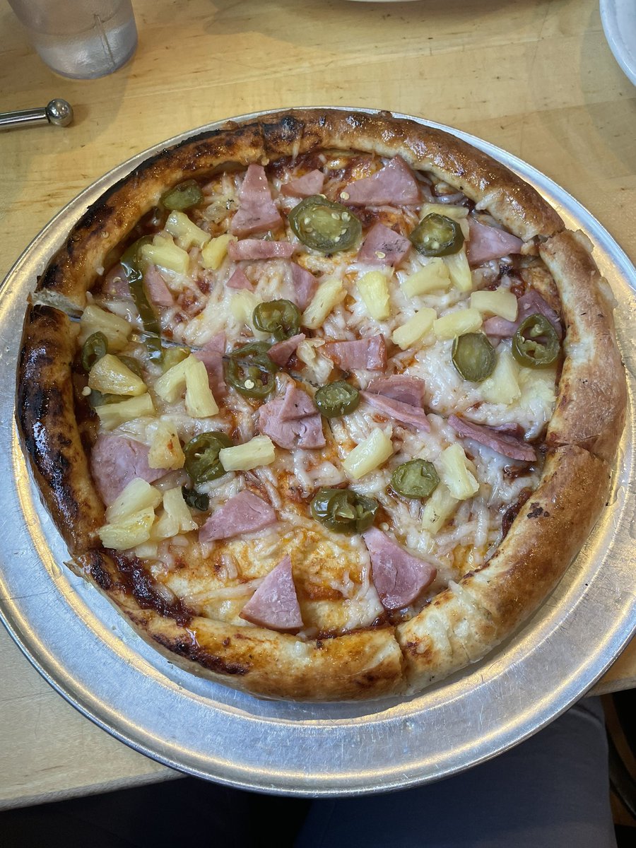AaronNorman's tweet photo. @Nerdrotics is right. pineapple does belong on pizza. https://t.co/Rcp2MuL7zG