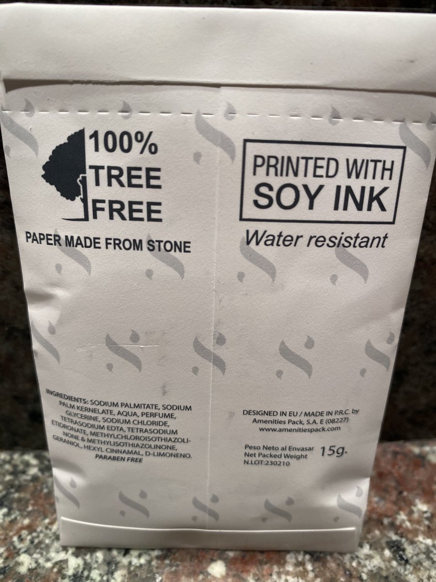 Papel hecho de piedra y tinta hecha de soja, diseñado en Europa, manufacturado en China y vuelto a traer a Europa.
Pero libre de árboles…