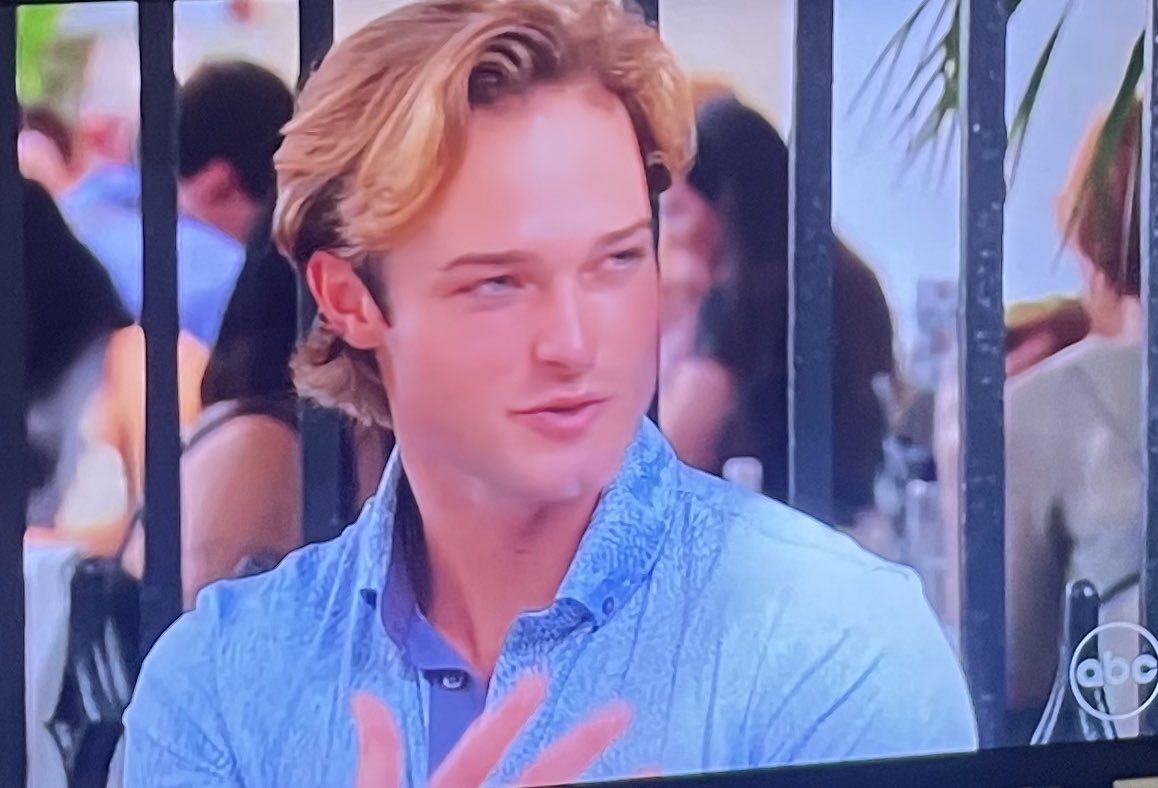 carolineee1108's tweet photo. These two cannot be complaining about not getting the date when they chased Braydon’s limo down  #thebachelorette https://t.co/Yb6qeczdpX