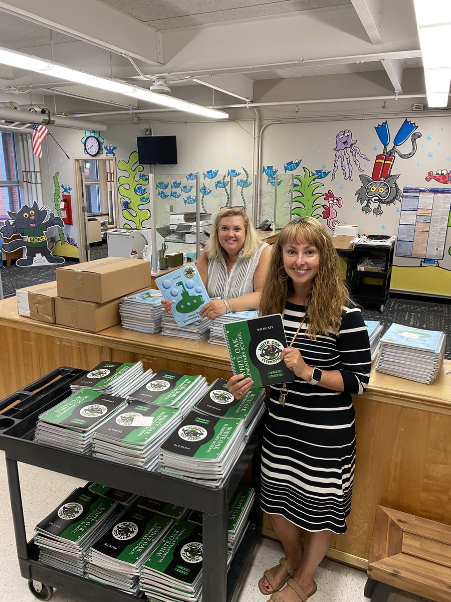 We’re excited to pass out our new agendas to our Wildcats and are so appreciative of Sanborn Orthodontics’ generosity in donating these every year. 💚🤍#WildAboutWhiteOak