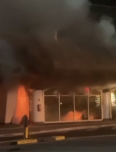cert3sere's tweet photo. la sicilia sta andando a fuoco.
catania palermo messina c’è fuoco dappertutto,i gradi continuano a salire abbiamo raggiunto picchi di 49 gradi,nessuno ne parla nessuno fa nulla qua stiamo rischiando. https://t.co/xEOiR1fQil