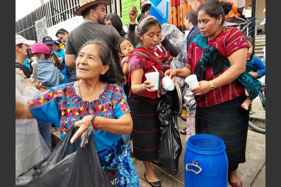 soy_502's tweet photo. ��🇹¡GESTO SOLIDARIO! ⎮Vendedoras de la economía informal regalan alimentos en la protesta frente al MP

El gesto de las mujeres conmovió a los asistentes de la protesta: 

https://t.co/pKGAjvNgBe https://t.co/9xzEcCDlwZ