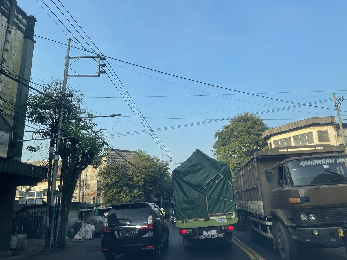 yusufgunawan's tweet photo. 25/7/23 06:45 WIB
Arus lalin dr Gatot Subroto ke utara padat merayap. Begitu juga sebaliknya ke selatan padat merayap mulai pertigaan Boldi

#MalangTambahMacet https://t.co/iABsZT4E5S