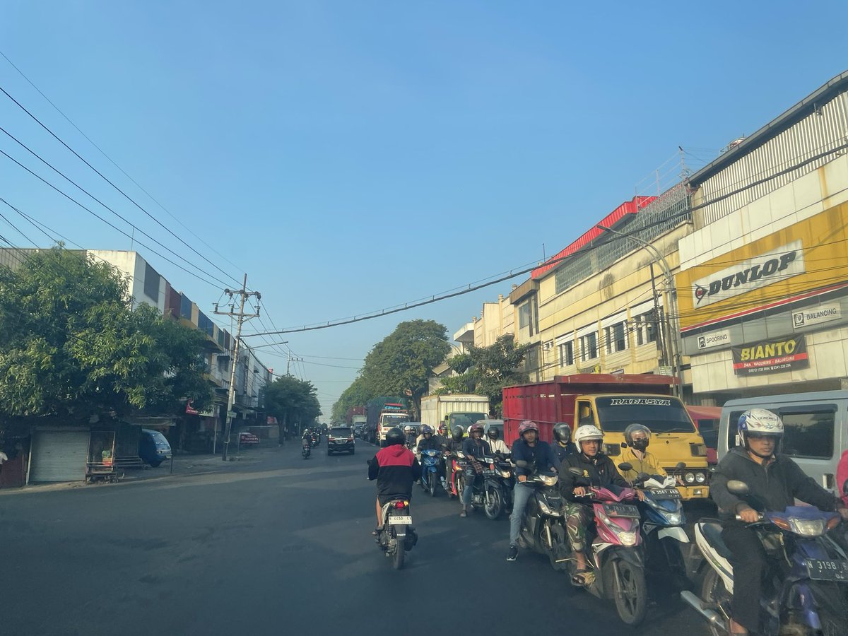 yusufgunawan's tweet photo. 25/7/23 06:45 WIB
Arus lalin dr Gatot Subroto ke utara padat merayap. Begitu juga sebaliknya ke selatan padat merayap mulai pertigaan Boldi

#MalangTambahMacet https://t.co/iABsZT4E5S
