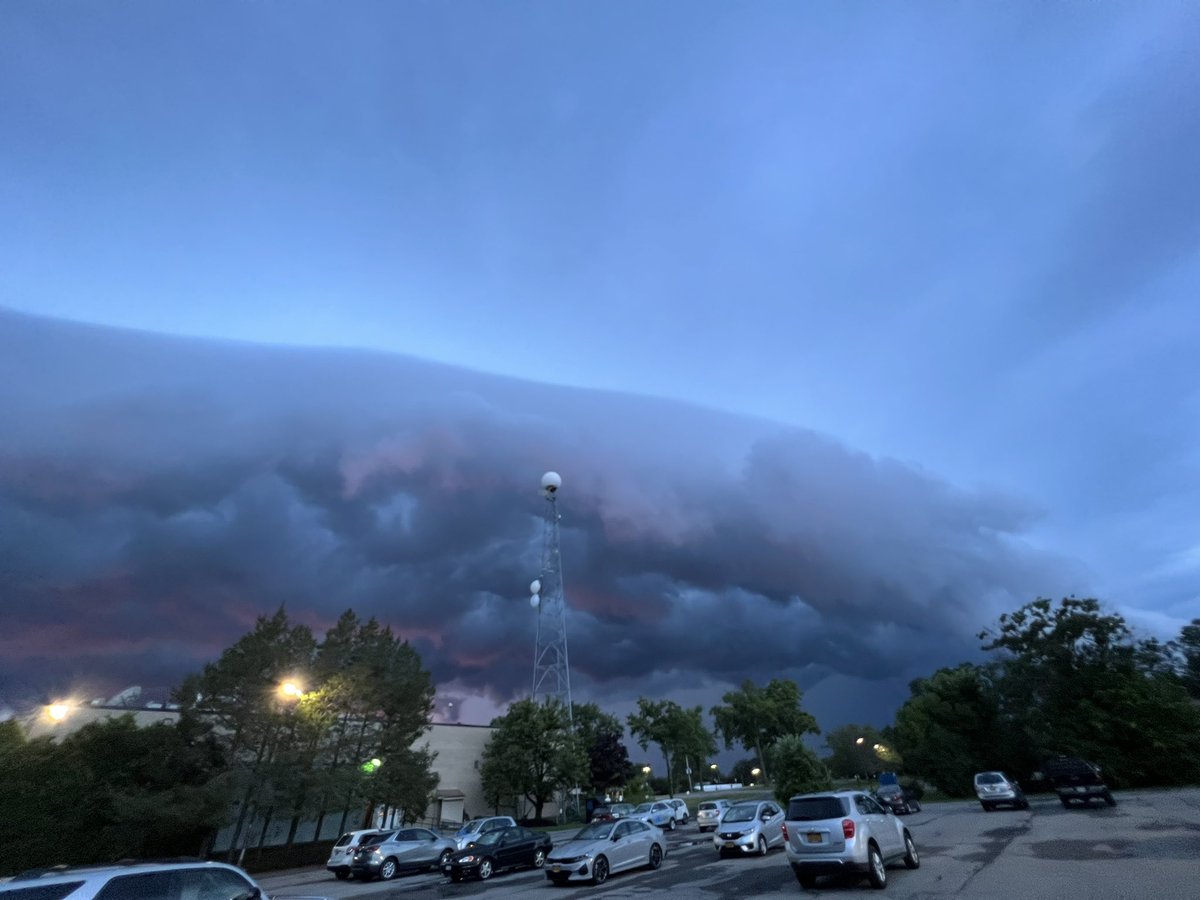 RT @CBS6Steve: A few more shots of the Niskayuna shelf cloud - 8:21pm https://t.co/5KqJKhZ5vP