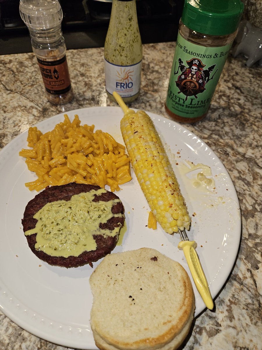 Froi Burgers with <a href="/FrioHotSauce/">Frio Hot Sauce</a>(that's what I've named them), Mac n cheese and fresh-picked Indiana sweet corn.
Spiced things up with <a href="/WillowSeasonin1/">Willow Seasonings & Blends™</a> Fiesty Lime and <a href="/thespicygnome/">The Spicy Gnome™</a> LIV Grinder.  🔥🔥🔥