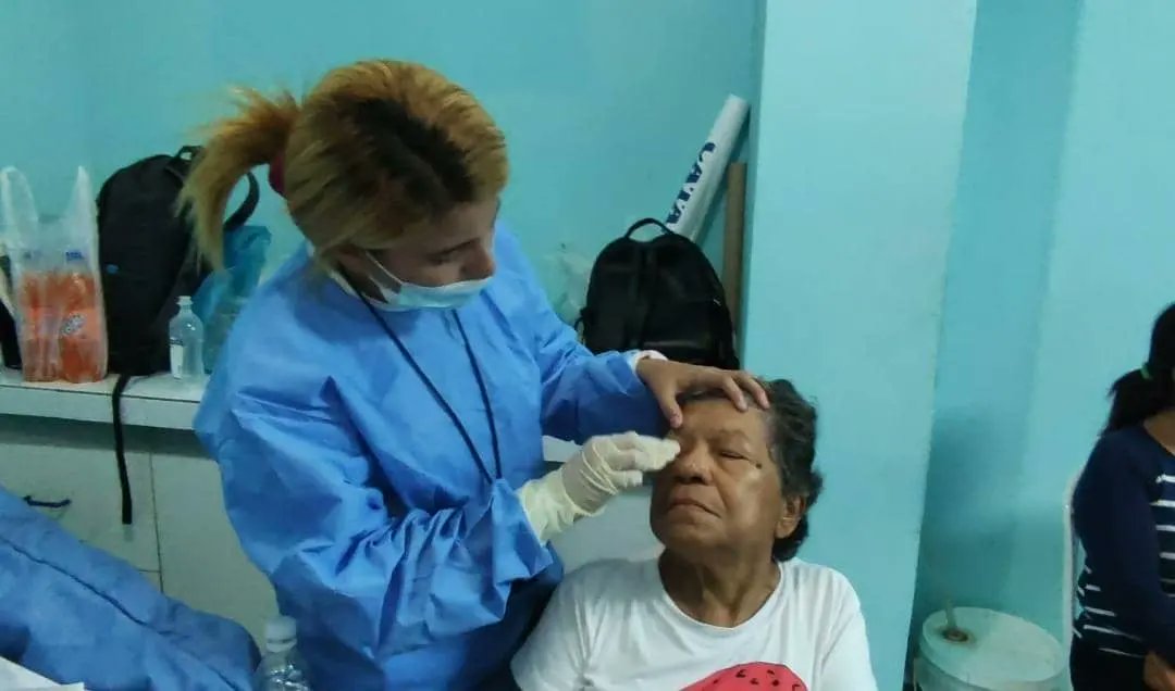 RocioA_1985's tweet photo. #Fundasalud ofrece chequeos postoperatorios a pacientes del Plan Quirúrgico Nacional de Cataratas en Cumaná, como parte de la ruta #SaludEsAmorPorSucre. Acciones en línea con orientaciones del Pte. @NicolasMaduro, la min. de Salud Dra. @MagaGutierrezV y el Gob. @GPintoVzla https://t.co/55caSzNfxJ
