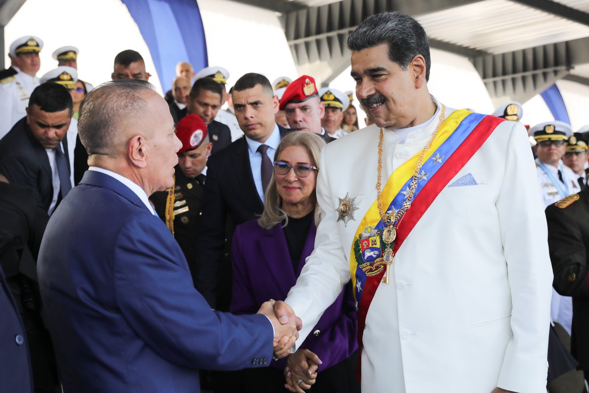 #LaFoto 📸 | Así fue el saludo entre el Pdte. @NicolasMaduro y el Gob. del estado Zulia, Manuel Rosales, este #24Jul durante los actos conmemorativos del Bicentenario de la Batalla Naval del Lago de Maracaibo.