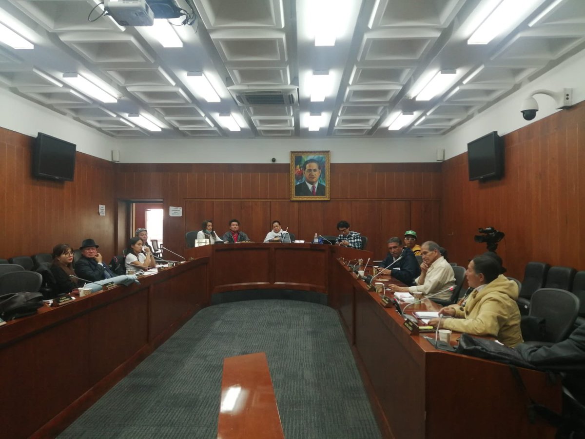 RobertDazaG's tweet photo. Hoy estuvimos con vivanderas/os de plazas de mercado de Bogotá quienes buscan el reconocimiento de sus saberes, su derecho al trabajo y el papel histórico en la distribución de alimentos

Las plazas de Mercado son expresión de la economía popular y campesina. #NoRepitamos https://t.co/KOIUmIYZEX