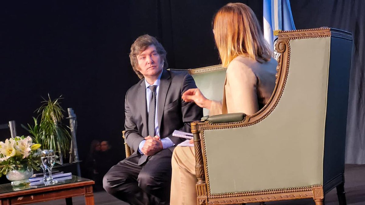 JMilei's tweet photo. CARTA ABIERTA AL CAMPO ARGENTINO

Hoy estuvimos exponiendo nuestras propuestas en la Sociedad Rural frente a los principales referentes del campo. Para nosotros el campo debe ser uno de los principales motores del crecimiento argentino. Creemos en un modelo en el que los productores puedan gozar del fruto de su trabajo sin tener que rendirle cuentas a nadie.

Somos los únicos que decimos orgullosos que queremos volver a los valores de la Constitución de Juan Bautista Alberdi, donde el agro fue un actor fundamental para que Argentina llegara a ser una potencia. 

A todos los argentinos de bien que trabajan de sol a sol en el campo argentino les queremos decir esto:
Anímense. Déjennos ayudarlos. Apoyen al único espacio que comparte visión, valores e ideas con Ustedes. No sigan apostando a los fracasos del pasado. Podemos volver a ser el granero del mundo. Pero eso es imposible con los que vienen prometiendo y fracasando hace décadas. 

Una Argentina distinta es imposible con los mismos de siempre. 

VLLC...!!!
