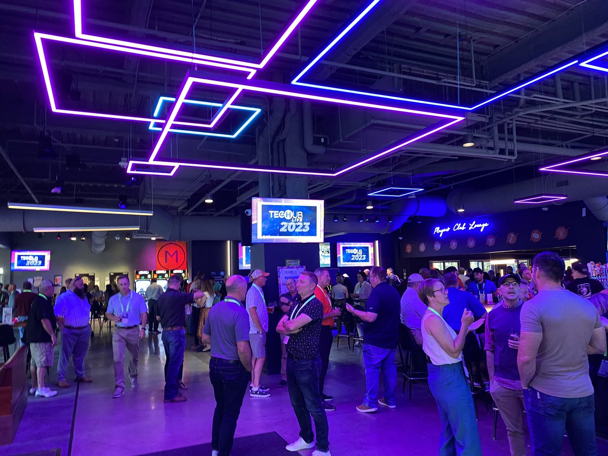 AgWired's tweet image. #TechHubLIVE welcome party at Ricochet in downtown Des Moines - thanks @DSMpartnership! Great food fun &amp;amp; games.