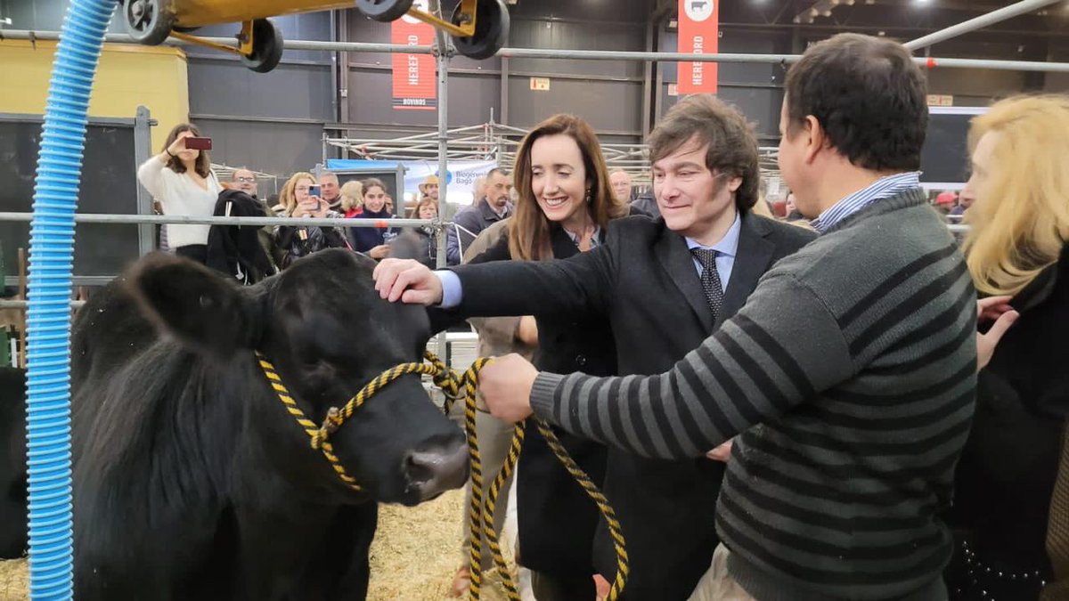 JMilei's tweet photo. CARTA ABIERTA AL CAMPO ARGENTINO

Hoy estuvimos exponiendo nuestras propuestas en la Sociedad Rural frente a los principales referentes del campo. Para nosotros el campo debe ser uno de los principales motores del crecimiento argentino. Creemos en un modelo en el que los productores puedan gozar del fruto de su trabajo sin tener que rendirle cuentas a nadie.

Somos los únicos que decimos orgullosos que queremos volver a los valores de la Constitución de Juan Bautista Alberdi, donde el agro fue un actor fundamental para que Argentina llegara a ser una potencia. 

A todos los argentinos de bien que trabajan de sol a sol en el campo argentino les queremos decir esto:
Anímense. Déjennos ayudarlos. Apoyen al único espacio que comparte visión, valores e ideas con Ustedes. No sigan apostando a los fracasos del pasado. Podemos volver a ser el granero del mundo. Pero eso es imposible con los que vienen prometiendo y fracasando hace décadas. 

Una Argentina distinta es imposible con los mismos de siempre. 

VLLC...!!!