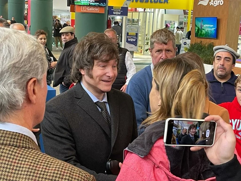CARTA ABIERTA AL CAMPO ARGENTINO

Hoy estuvimos exponiendo nuestras propuestas en la Sociedad Rural frente a los principales referentes del campo. Para nosotros el campo debe ser uno de los principales motores del crecimiento argentino. Creemos en un modelo en el que los