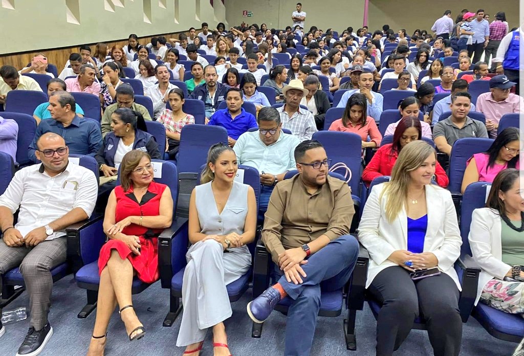 CAPTURLOSRIOS's tweet image. Wimper Romero de  CAPTUR LOS RÍOS se hizo presente en el  conversatorio de “Prevención y Educación: Aciones conjuntas para la lucha anticorrupción”.
 presentes la Abg. Ana Belén Cordero. Dir. Secretaria Pública  Anticorrupción, Juan Fernando Flores,y Connie Jiménez Gonernadora