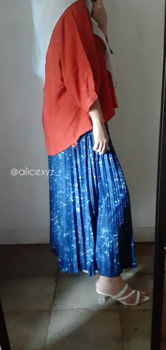 alicexyz_'s tweet photo. kemeja nya bahan rayon jatoh bgt dan adem, cuttingan nya rapih, beli disini yaa💖https://t.co/WRzJakQ0Ln
rok plisket nya ga tipis dan ga terawang, nyaman dipakenya, motifnya cakep cakep bgt, beli disini yaa💖 https://t.co/pPBVfpFE2a https://t.co/DtKHMoV6GP