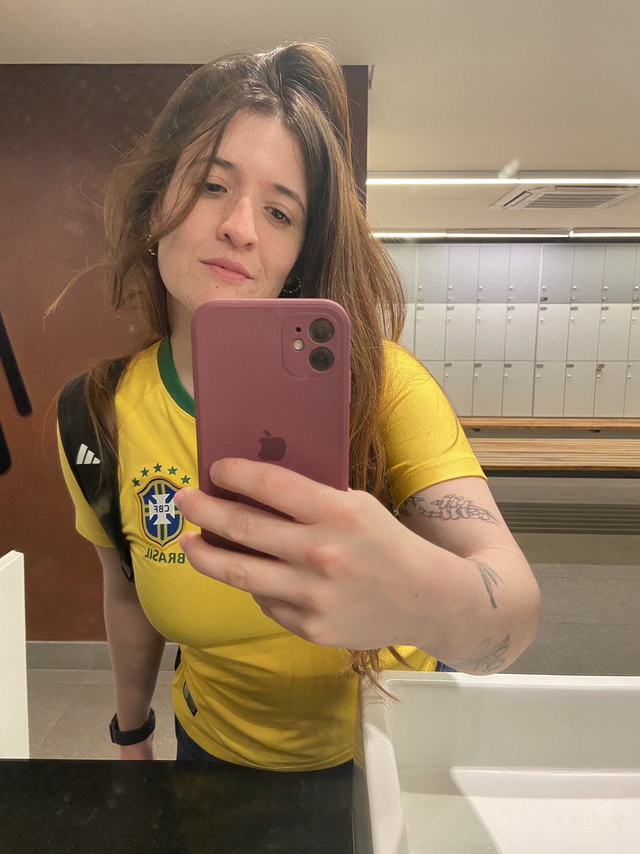 fearmiliato's tweet photo. alguém me dá uma camiseta do Brasil da seleção feminina? obrigada https://t.co/pOA33KaiVq