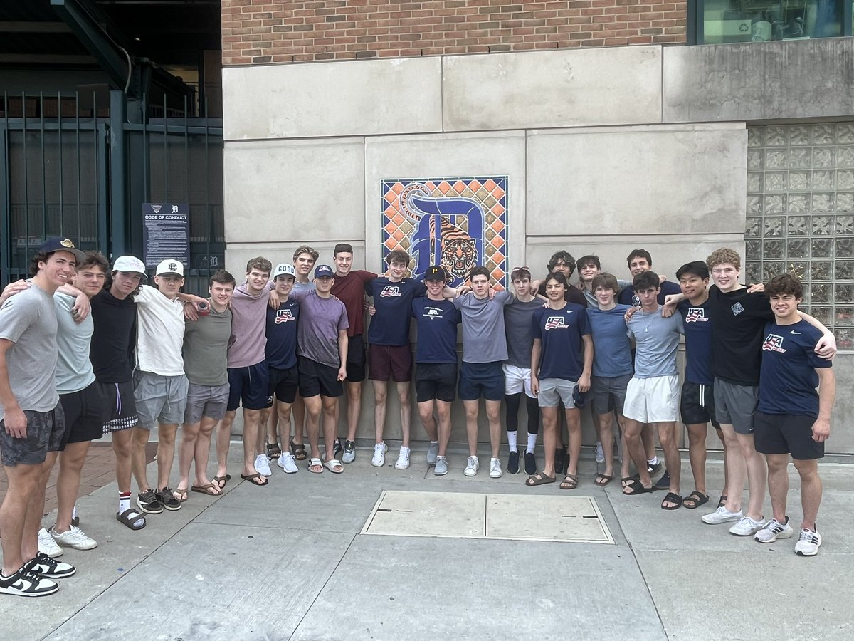 Parker_J15's tweet image. Off the Hop the #USAHlinka boys took in the Detroit Tigers game today! @usahockey