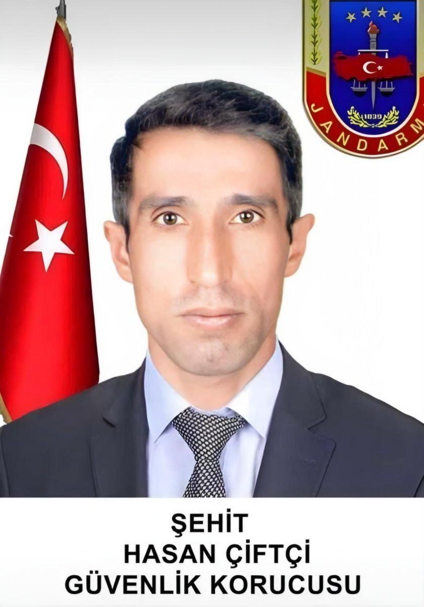 TurkiyeGK's tweet photo. Bir Günde 2 #GüvenlikKorucusu ŞEHİT Oldu

Hakkari'nin Şemdinli ilçesi kırsalında teröristler tarafından tuzaklanan el yapımı patlayıcının infilak etmesi sonucu ŞEHİT olan Güvenlik Korucumuz Hasan ÇİFTÇİ'ye ALLAH'tan rahmet, ailesine ve yakınlarına sabırlar diliyoruz
@AliYerlikaya https://t.co/rLy9OpBtqT