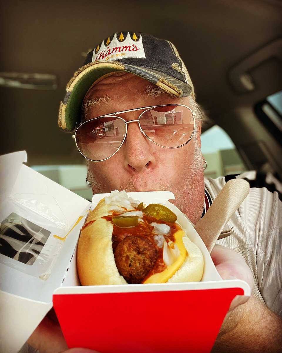 realizzypresley's tweet photo. Sometimes you just need a 7-11 roller cheeseburger bite with chili cheese onions & jalapeños on it. #pictureofhealth https://t.co/eDGJisRYrq