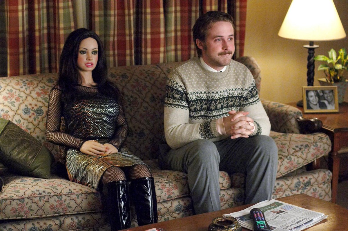 levmauc's tweet photo. Aprovechando que RYAN GOSLING es TT estos días vuelvo a recomendar la maravillosa LARS AND THE REAL GIRL, donde Gosling interpreta a un chico introvertido que compra una muñeca por internet, presentándola a su familia y amigos como su novia. Tened cleenex cerca, los necesitaréis. https://t.co/eUAy7Wp1ma