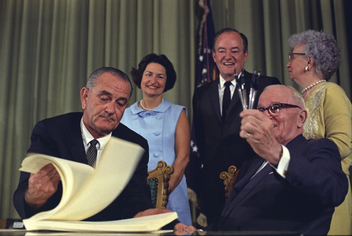 LBJLibrary's tweet photo. #OnThisDay: #PresidentJohnson signed #Medicare &amp; #Medicaid into law with #PresidentTruman &amp; others in attendance. ✍️

📷 Unknown | 07/30/1965 | @TrumanLibrary - Independence, MO https://t.co/cxgD4ThMiS