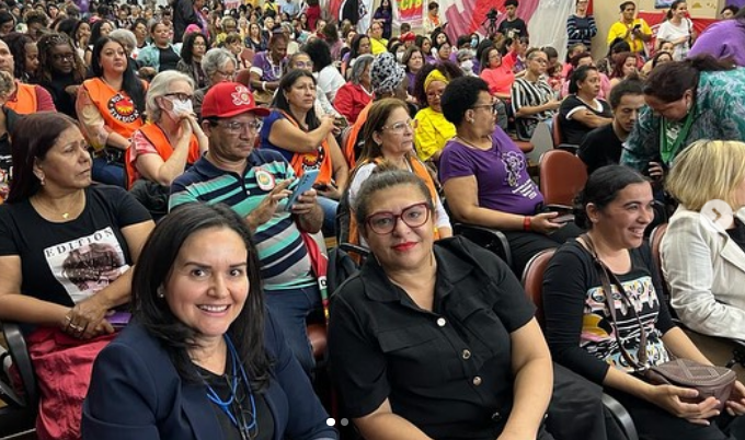 Neste momento, junto com a companheira @juvandiamoreira, tenho o prazer de participar de uma roda de conversas com a Ministra da Mulher, Cida Gonçalves. Uma grande oportunidade para discutir e avançar na luta pelos direitos das mulheres. #MulheresNaLuta #IgualdadeDeGênero