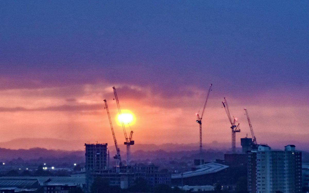 SWimagesUK's tweet image. Sun setting behind a very wet and windy Cardiff skyline. Not a bad shot considering it was drizzling rain 🌧️ 📷 ☀️ ⁦@ThePhotoHour⁩ ⁦@WeAreCardiff⁩ ⁦@WalesOnline⁩ ⁦@OPOTY⁩ ⁦@Ruth_ITV⁩ ⁦@DerekTheWeather⁩ ⁦@visitwales⁩ ⁦@VisitCardiff⁩