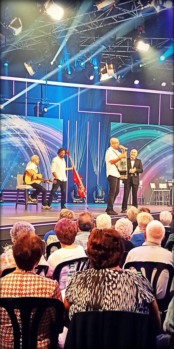 kikemorabass's tweet photo. Gala día de Santiago T.V Gallega con @Korrontzi #tv #versno #gira #Galicia #Santiago #contrabajo #musica #music #musician https://t.co/V9C9sBWbZ0
