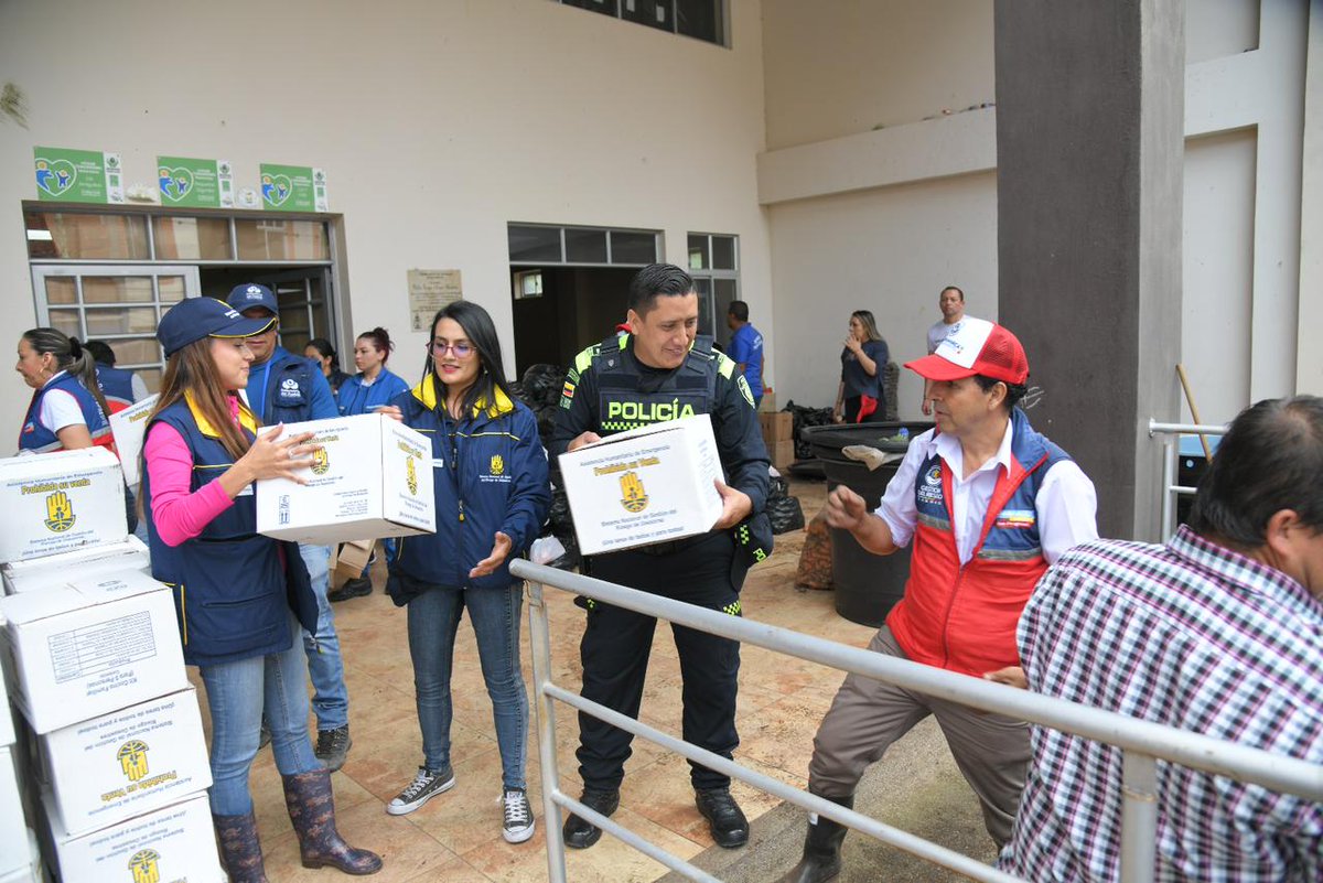 UNGRD's tweet photo. #PresenciaEnQuetame El equipo de #AccionSocial de la @UNGRD, en compañía de @CundinamarcaGob  y la @DefensoriaCol, continúa la entrega de asistencia humanitaria de emergencia a las familias afectadas por la avenida torrencial del 17 de julio en https://t.co/cNRmBZK3d3