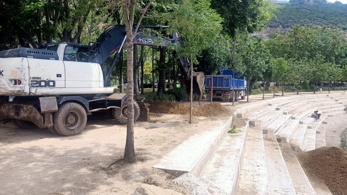 Hereke sahil plajında uzun süredir yoğun bir denize giren kardeşlerimiz vardı. Sahile kum dökülmesi ve deniz kıyısı temizliği için harekete geçildi. KBB Başkanı <a href="/tahirbuyukakin/">Tahir Büyükakın</a> ve emeği geçen tüm personele gösterdikleri hassasiyet için milletimiz adına teşekkür ederim.