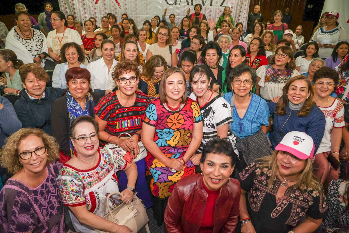 XochitlGalvez's tweet image. En #Oaxaca, muchas mujeres me dejaron claro que voy bien acompañada en este camino.

¡Sigamos adelante con la #XochitlSeñal! 🤞🏼

#FírmaleX
#XóchitlVa
#MéxicoMereceMás