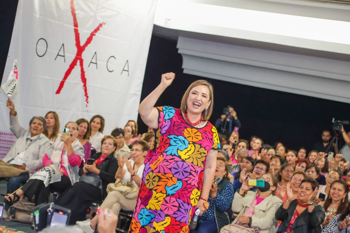 XochitlGalvez's tweet image. En #Oaxaca, muchas mujeres me dejaron claro que voy bien acompañada en este camino.

¡Sigamos adelante con la #XochitlSeñal! 🤞🏼

#FírmaleX
#XóchitlVa
#MéxicoMereceMás