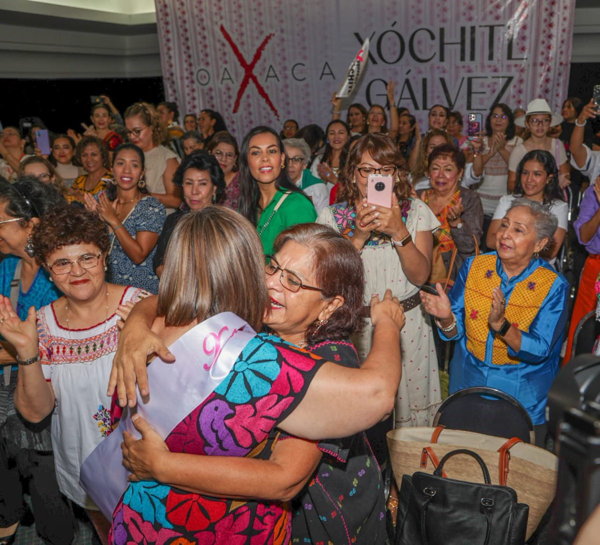 XochitlGalvez's tweet image. En #Oaxaca, muchas mujeres me dejaron claro que voy bien acompañada en este camino.

¡Sigamos adelante con la #XochitlSeñal! 🤞🏼

#FírmaleX
#XóchitlVa
#MéxicoMereceMás