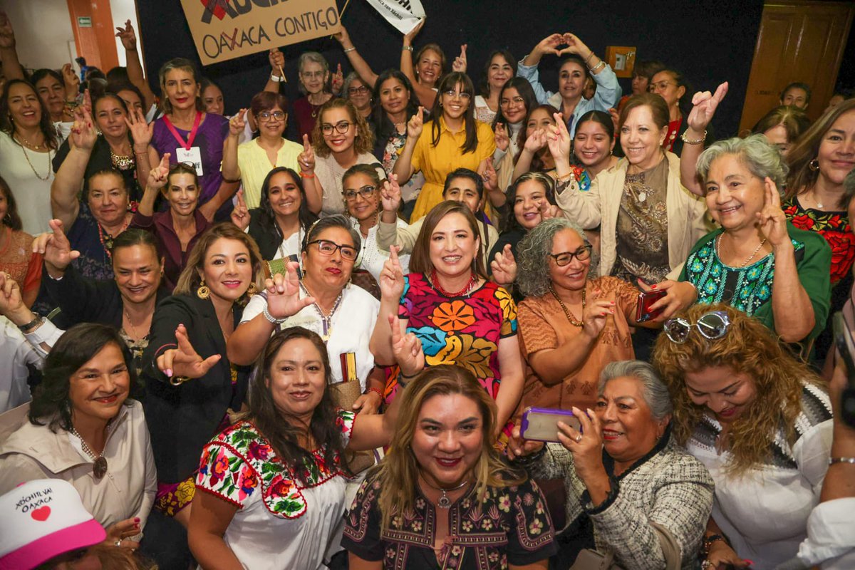 XochitlGalvez's tweet image. En #Oaxaca, muchas mujeres me dejaron claro que voy bien acompañada en este camino.

¡Sigamos adelante con la #XochitlSeñal! 🤞🏼

#FírmaleX
#XóchitlVa
#MéxicoMereceMás