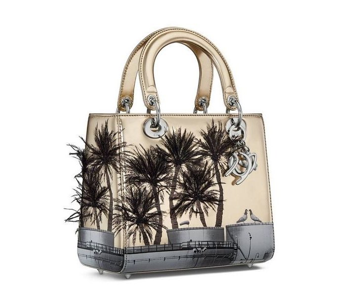 fashion_shw's tweet photo. دار ديور أطلقت مشروع ' 𝐃𝐢𝐨𝐫 𝐥𝐚𝐝𝐲 𝐚𝐫𝐭 𝐩𝐫𝐨𝐣𝐞𝐜𝐭 ' في ال 𝟐𝟎𝟏𝟔 هذا المشروع يعطي للفنانين حرية التعبير عن أفكارهم وابتكار تصاميم تمثل بيئته..

- في سنة 𝟐𝟎𝟐𝟏 بالموسم السادس أختارت ديور الفنانة السعودية منال الضويان لتبتكر تصاميماً لحقيبة Lady Dior الشهيره✨ https://t.co/58srB0cTeU