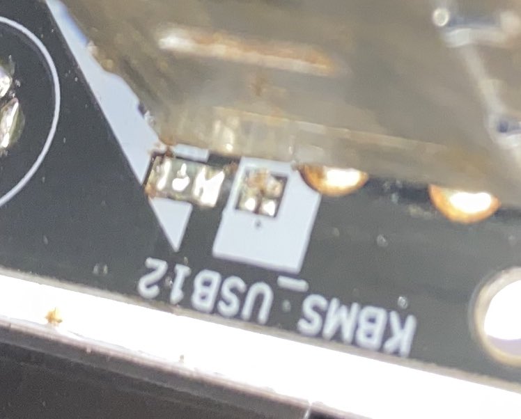 ZuluMachineGami's tweet image. #PCBuilders pc gurus got this error for second time now and found this damage on back motherboard usb . Does this mean end of motherboard life or can it be fixed ?