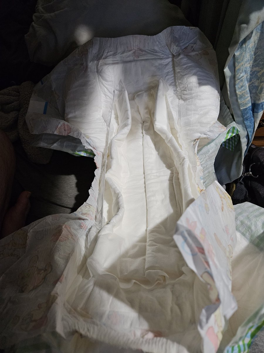 Memezsz's tweet photo. Yesterday I wore a double with 4 boosters since I haven't been able to wear much for a month. Gonna post the progression of this diaper over the week until my 24/7 game ends Thursday starting with the dry shots. #extrathickdips #Memezsz #abdl #abdlcommunity #doublediapers https://t.co/CofEvAP5eP