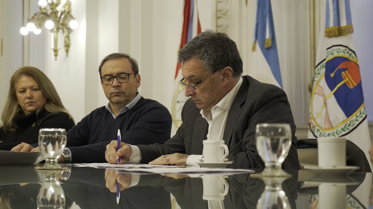 Newells's tweet photo. Regularización de importante deuda existente con la Municipalidad de Rosario y firma de un nuevo convenio

Más información 📝 https://t.co/v6BzmYZGBW https://t.co/DfC0B31oWw