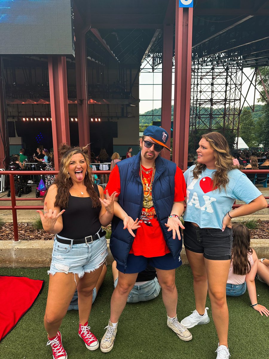 GracieHacker's tweet photo. @bigtimerush I didn’t get to be a World Wide Girl but I did meet Gustavo https://t.co/LdWCyasMB7
