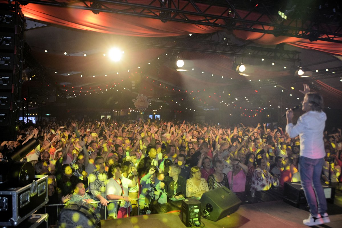 Wat een feest weer met <a href="/schuurmansrene/">rene schuurmans</a> <a href="/melisound/">Meli Sound</a>  in de @Jupilerbierhal Tilburg, met de Roze maandag ! Was super !  <a href="/dutchevent/">Jeroen Rosenberg</a>