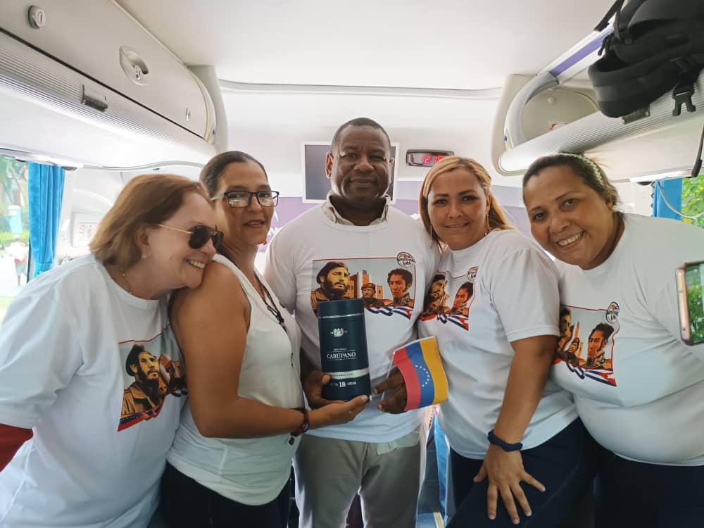 FidelidadACuba's tweet photo. #BatallaNaval200 La solidaridad es dar lo que se tiene, no lo que nos sobra, en el caso de Cuba y Venezuela es mutua la amistad y la hermandad de nuestros pueblos, como fueron los sueños de Bolívar y Martí. #70Moncada @NicolasMaduro @DiazCanelB @EmbaVECuba @embacubaven @ISB_VE https://t.co/g2NWX07mOi