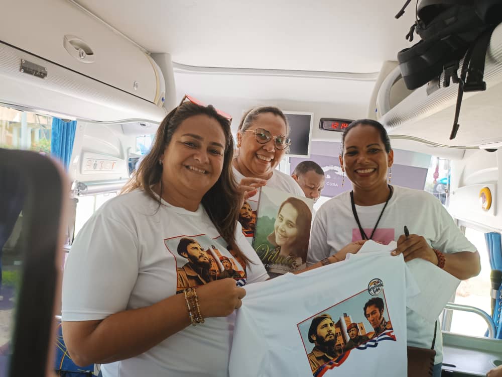 FidelidadACuba's tweet photo. #BatallaNaval200 La solidaridad es dar lo que se tiene, no lo que nos sobra, en el caso de Cuba y Venezuela es mutua la amistad y la hermandad de nuestros pueblos, como fueron los sueños de Bolívar y Martí. #70Moncada @NicolasMaduro @DiazCanelB @EmbaVECuba @embacubaven @ISB_VE https://t.co/g2NWX07mOi