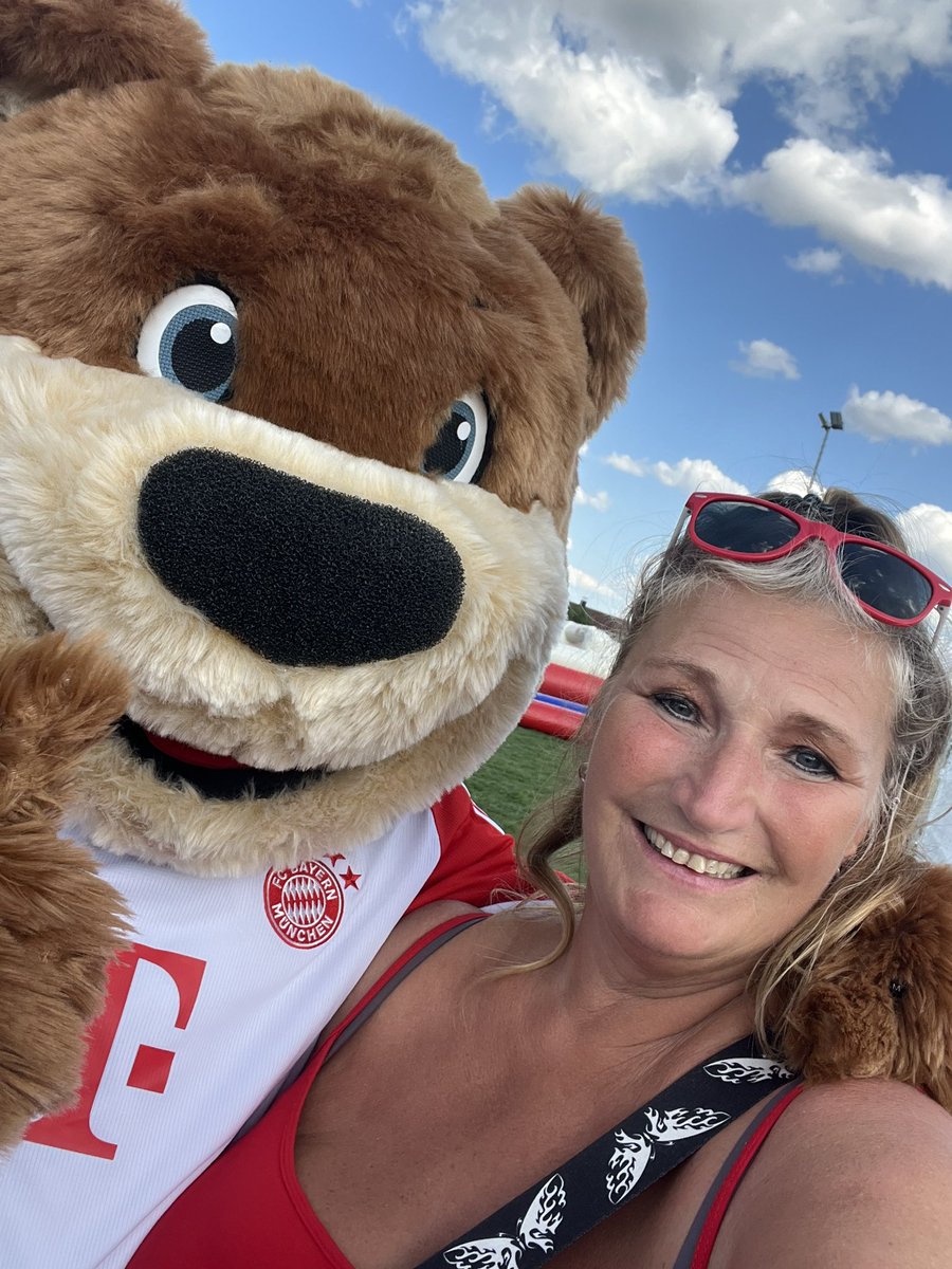 michimausss's tweet photo. Auch unser Bernie durfte nicht fehlen beim 20 jährigen Jubiläum❣️ https://t.co/8XNTEc50Q6