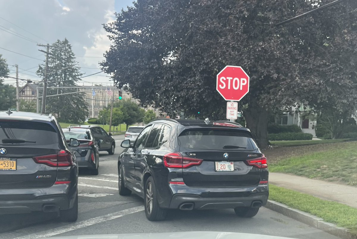 eazyfields's tweet photo. @SenWarren @SenMarkey @newtonpolice “Senate 20” just cut off an entire lane of traffic by traveling in the breakdown lane. Too important to wait your turn? https://t.co/PqWlU6OQer