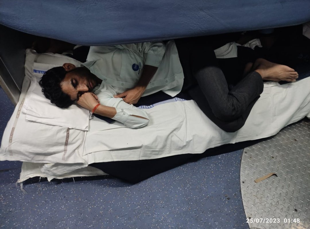 TweakyTalker's tweet photo. @RailMinIndia @Central_Railway
@AshwiniVaishnaw 
Tweet 2/2PNR_2164968540
In train all attendant were sleeping and all trespassing jointer space were blocked by bef rolls gunny bags Some photos are attached
Doors were blocked by them and had to board in another coach
Disappointed https://t.co/NAFA6qIJcE