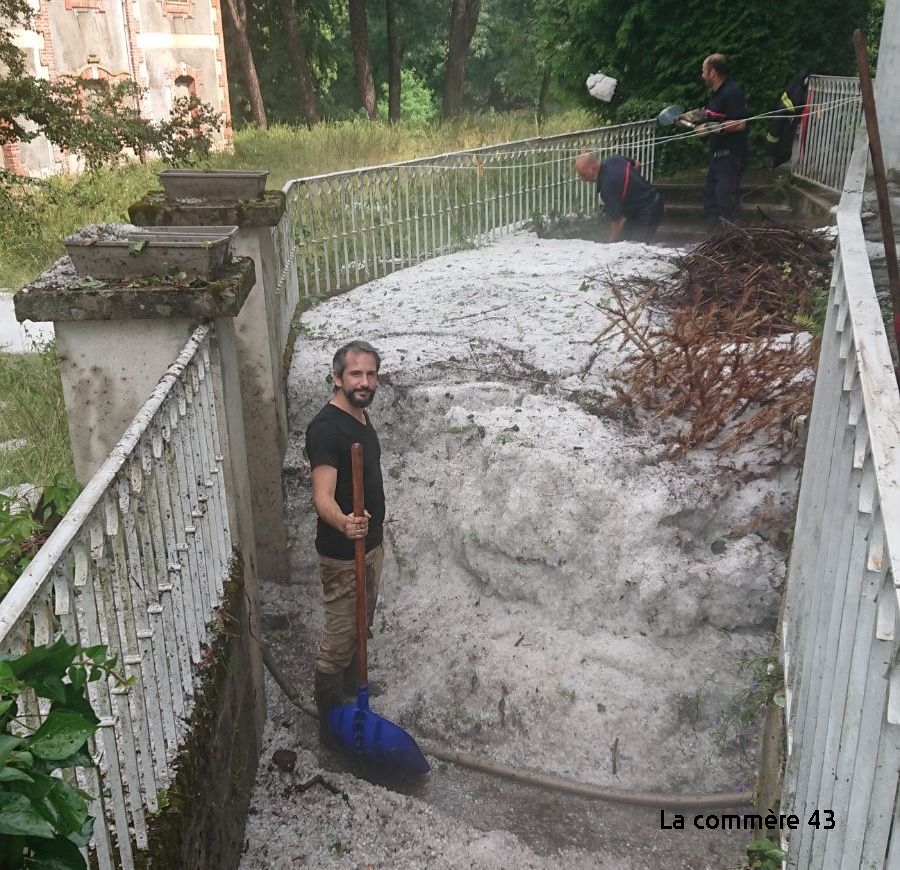catnatnet's tweet photo. Un épisode de violents #orages  supercellulaires accompagnés de grosse #grêle et de vents violents a touché les régions allant du Sud-Ouest de la France au Jura mais également la Suisse et le Nord de l'Italie. On déplore 2 morts, 8 blessés et de gros dégâts matériels.
(photo : grêle à La Séauve-sur-Semène dans le 43)
https://t.co/WQbgvlCDlc