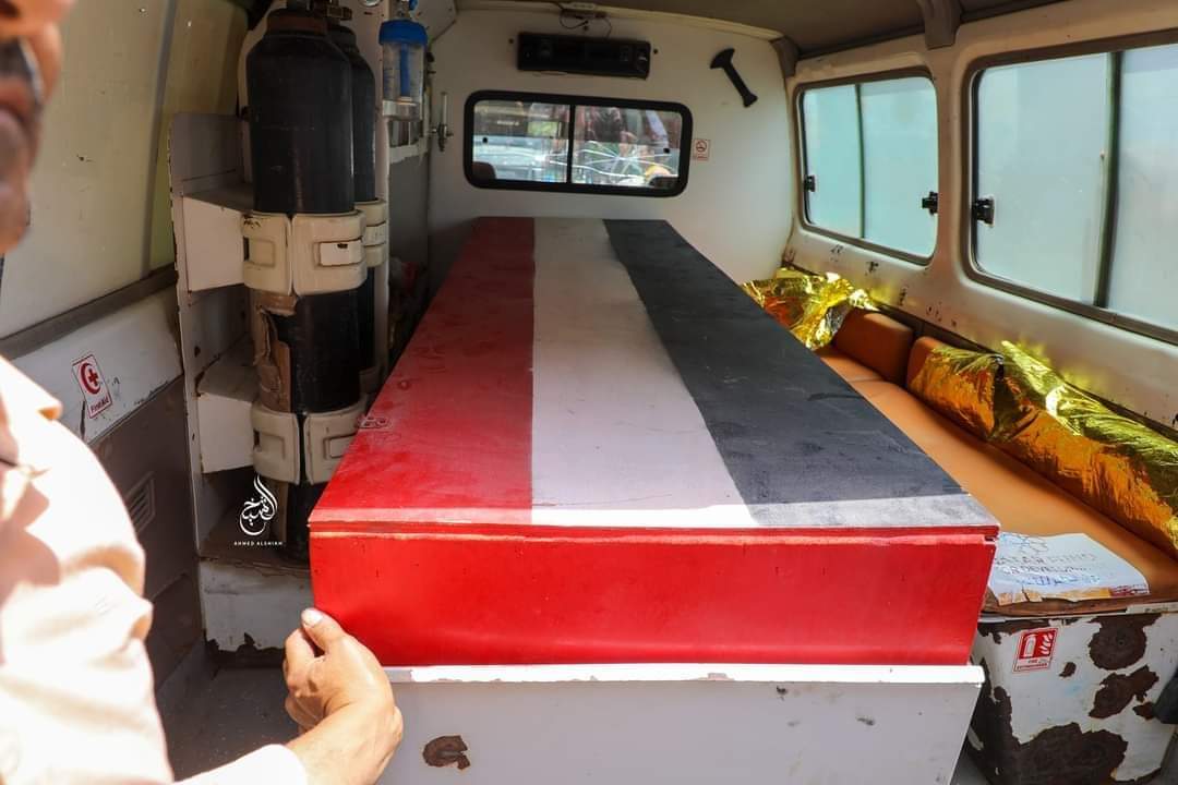 fayya22's tweet photo. نحن حزينين ان نرده إلى أهله في تابوت وقد جاء يحاول انتشالنا من تابوت الخوف والمجاعة والضياع..
مع الله يا صديق اليمنيين ويا من كنت لنا الاب والسند.
رحيلك الفاجع يضيف حزن اخر لرصيدنا المثخن بالجراحات والفواجع 
رحمة الله تغشاك يا #مؤيد_حميدي 
راشد محمد https://t.co/fqJTff3j0y