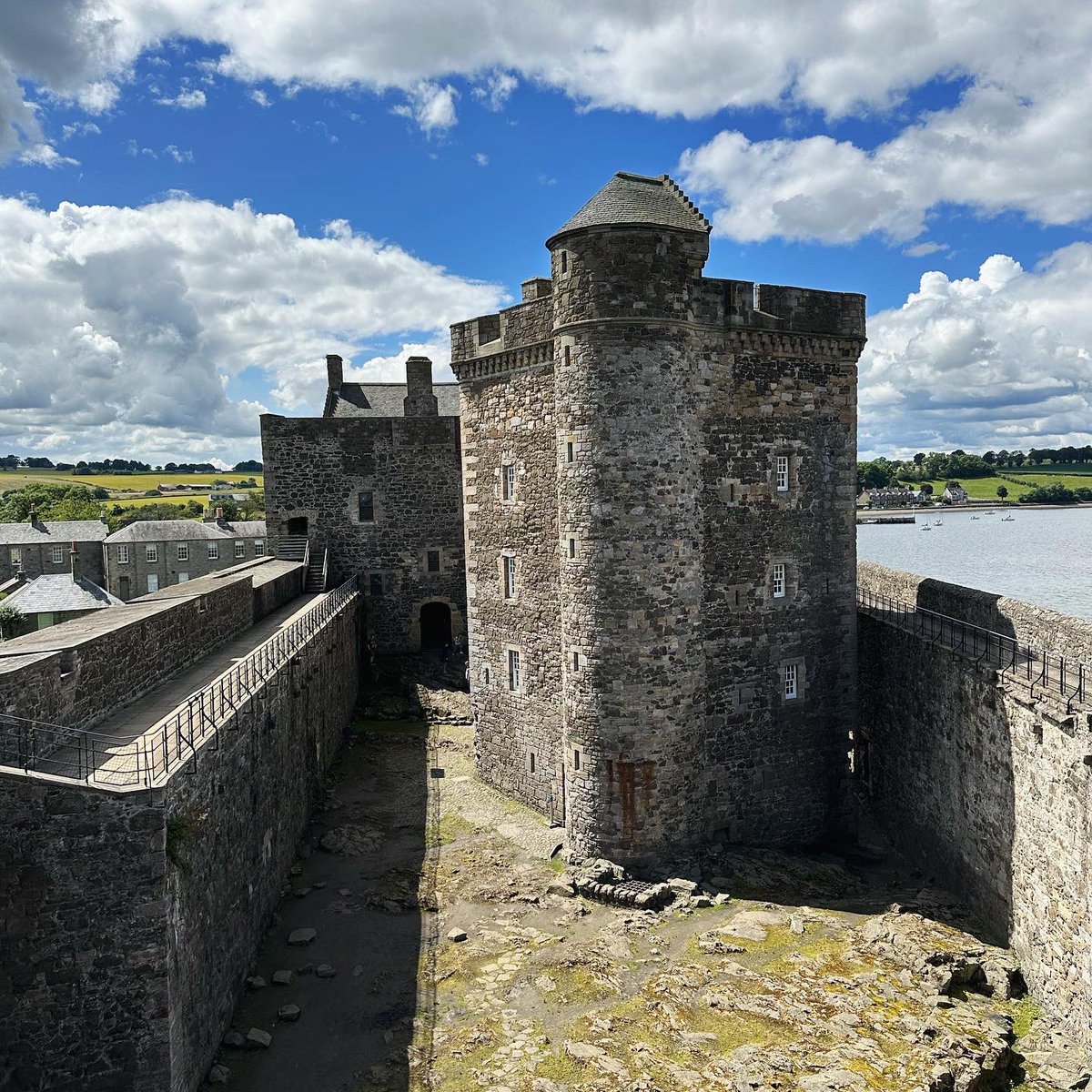 Spent my birthday #exploringscotland between #edinburgh and #falkirk - starting off with a visit to #blacknesscastle 🏰

#history #heritage #conservation #preservation #architecture #historicscotland #forthbridge #views #castlesofscotland #views #fortress #dayout #dogs